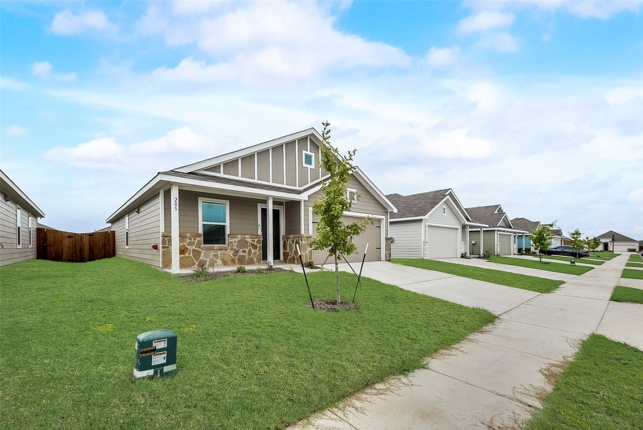205 Jasmine Dr - Photo 3 of 19