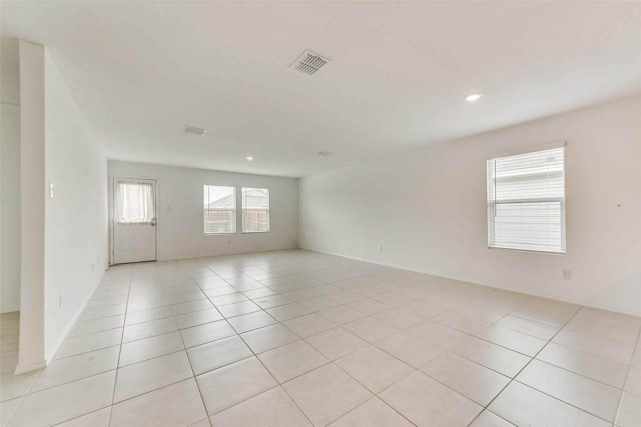 205 Jasmine Dr - Photo 5 of 19