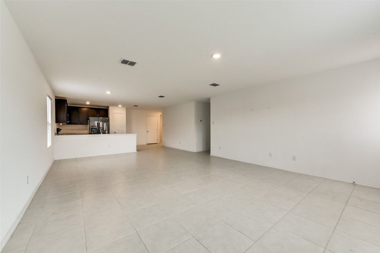 205 Jasmine Dr - Photo 6 of 19