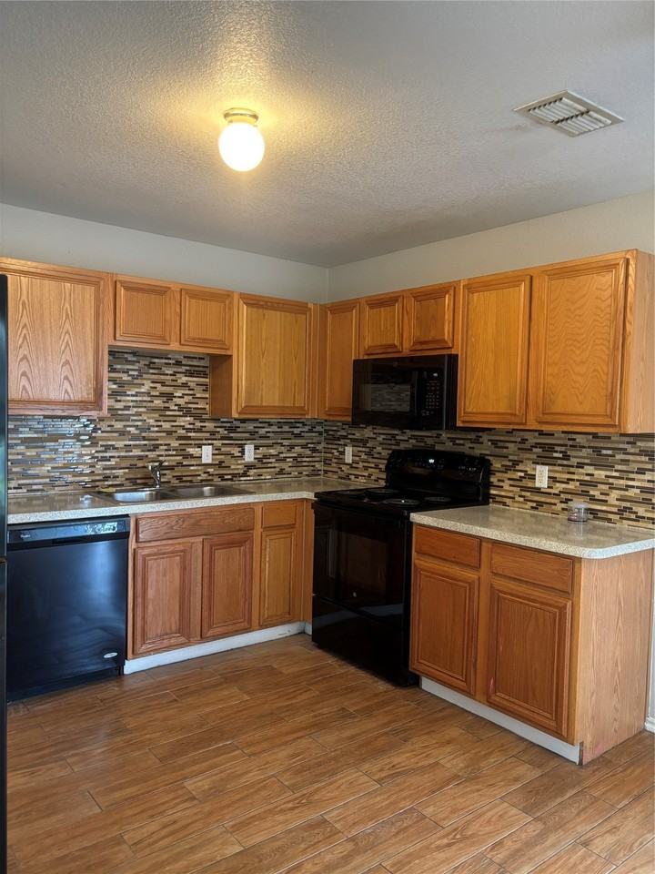502 Kings Way Dr #B - Photo 2 of 10