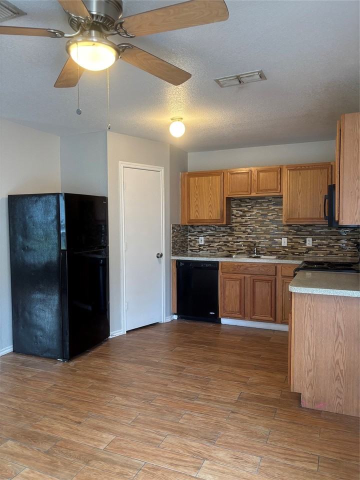 502 Kings Way Dr #B - Photo 3 of 10