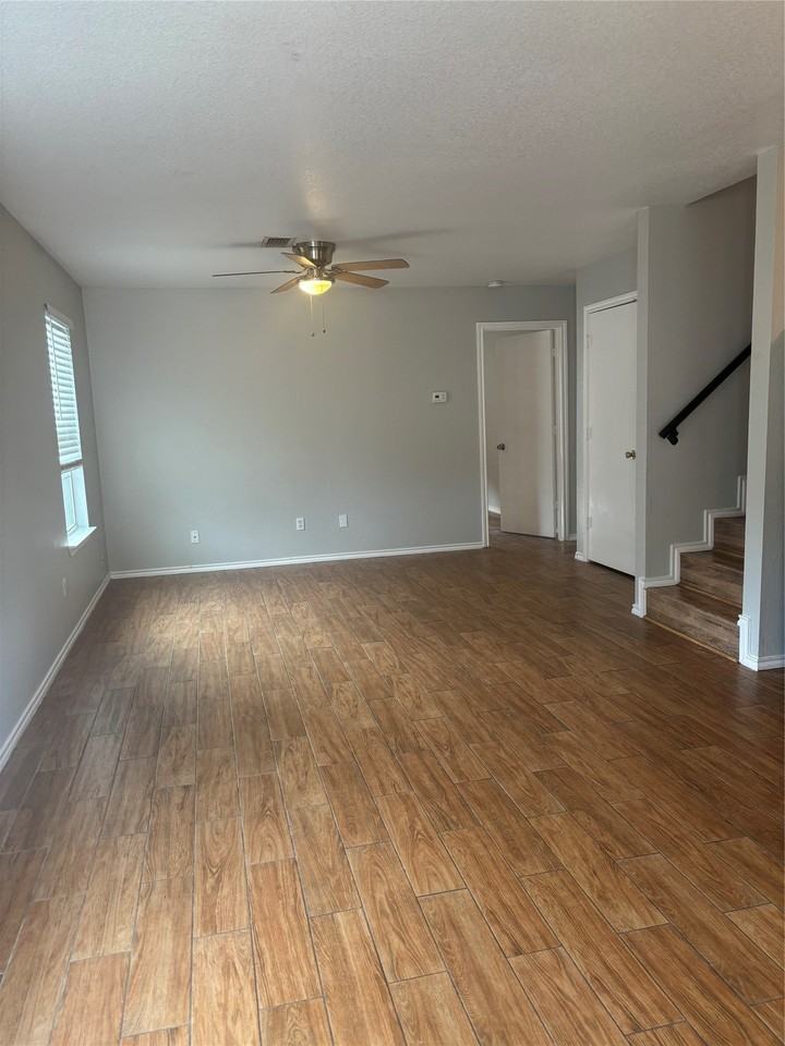502 Kings Way Dr #B - Photo 4 of 10