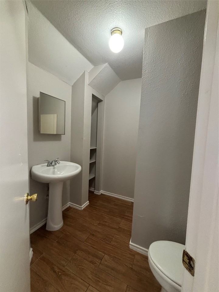 502 Kings Way Dr #B - Photo 6 of 10
