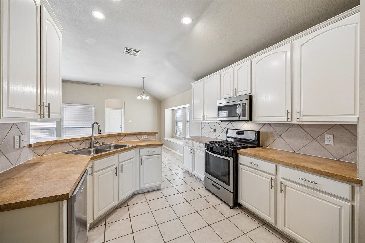 1612 Balboa Ln - Photo 6 of 35