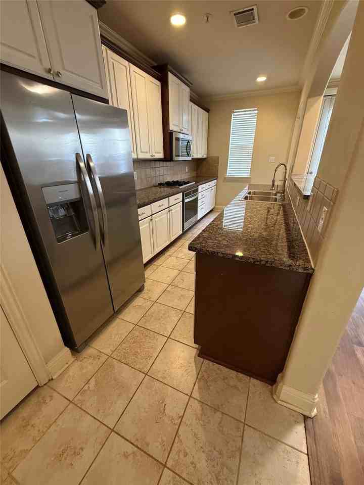 2525 Champagne Dr - Photo 5 of 14