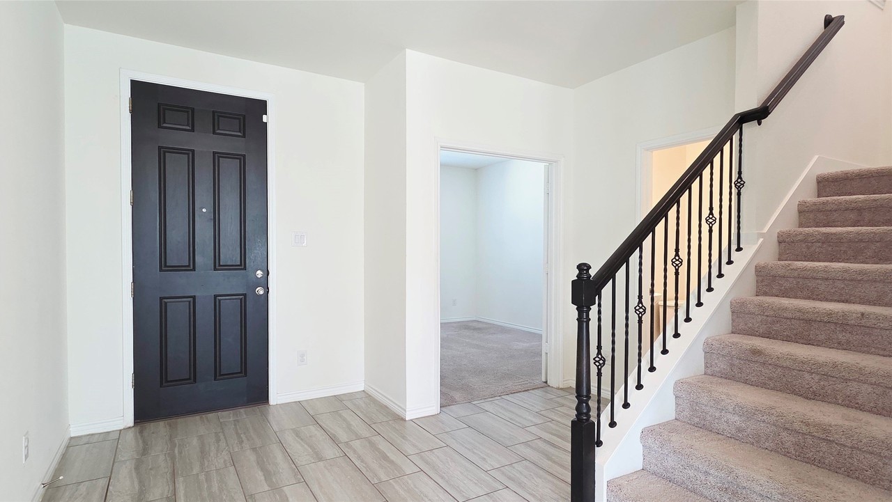 1826 Aslynn Cir - Photo 2 of 27