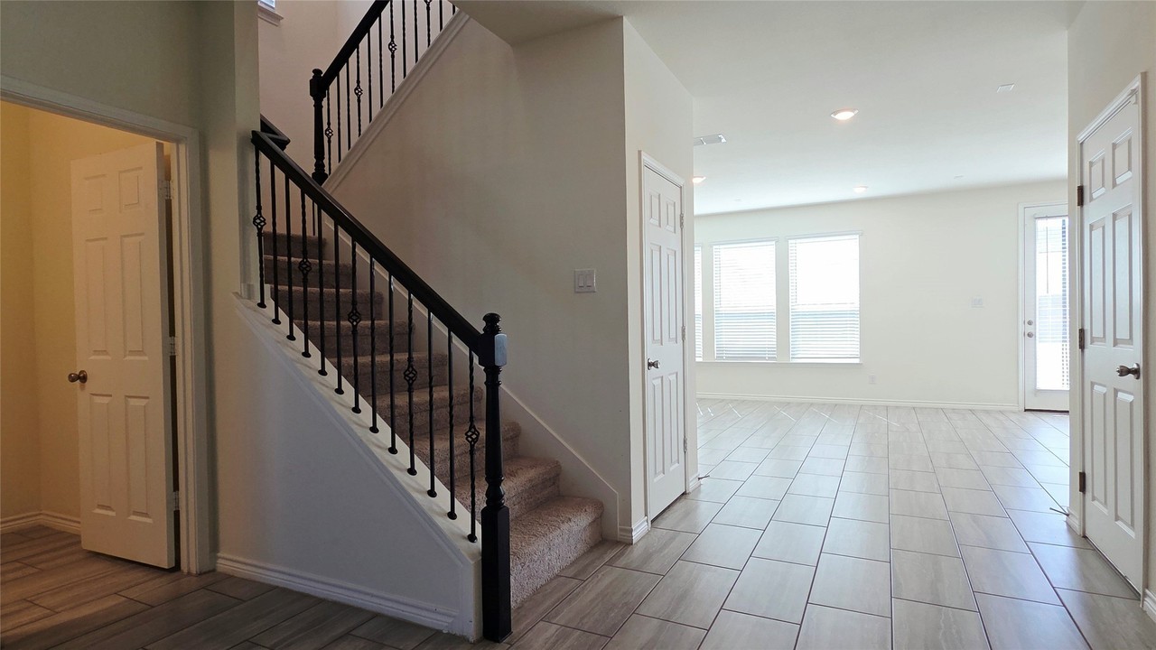 1826 Aslynn Cir - Photo 3 of 27