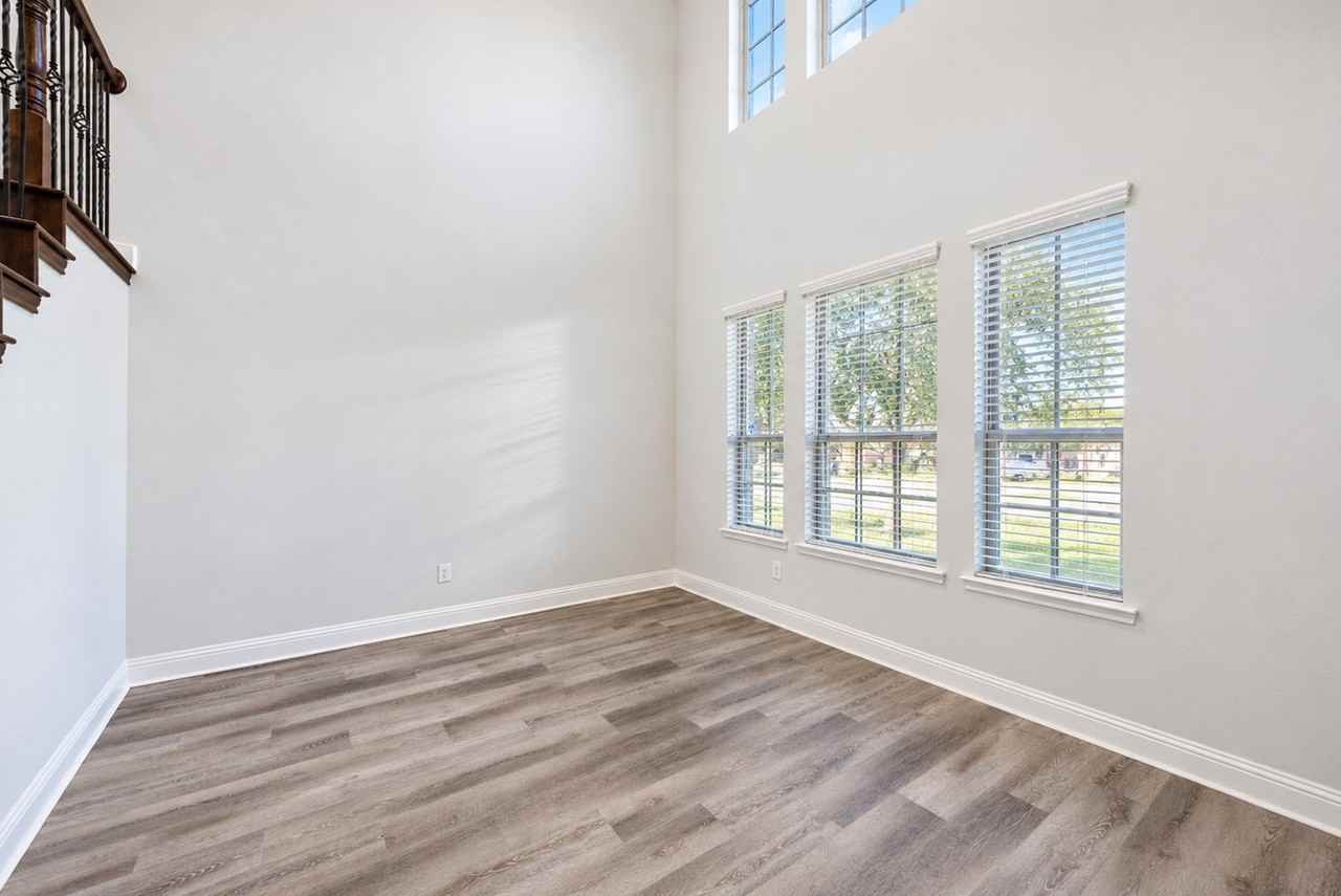 329 Noel Dr - Photo 4 of 38