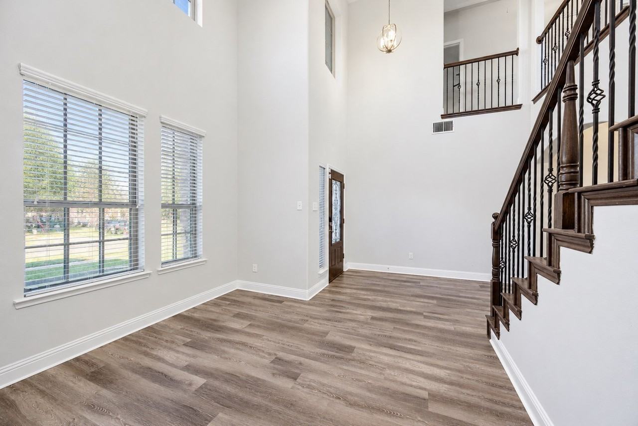 329 Noel Dr - Photo 5 of 38