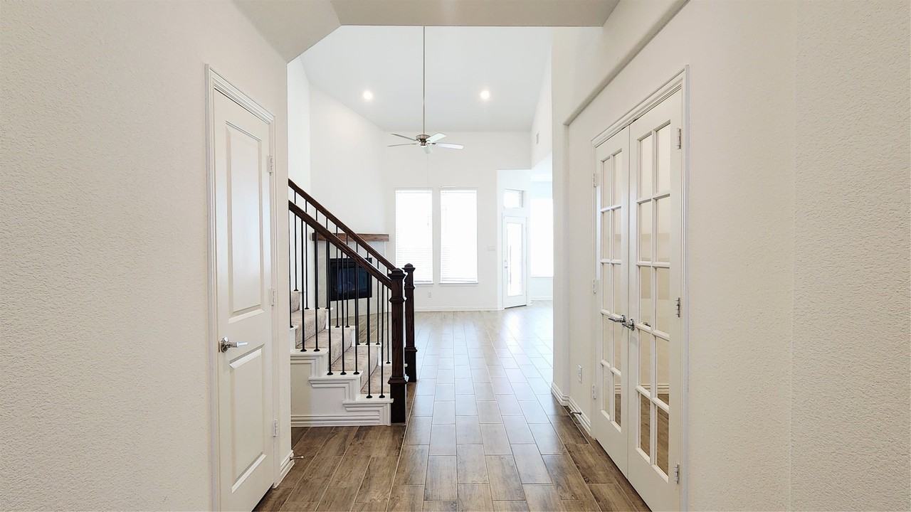 3105 Cottonwood Ln - Photo 4 of 40