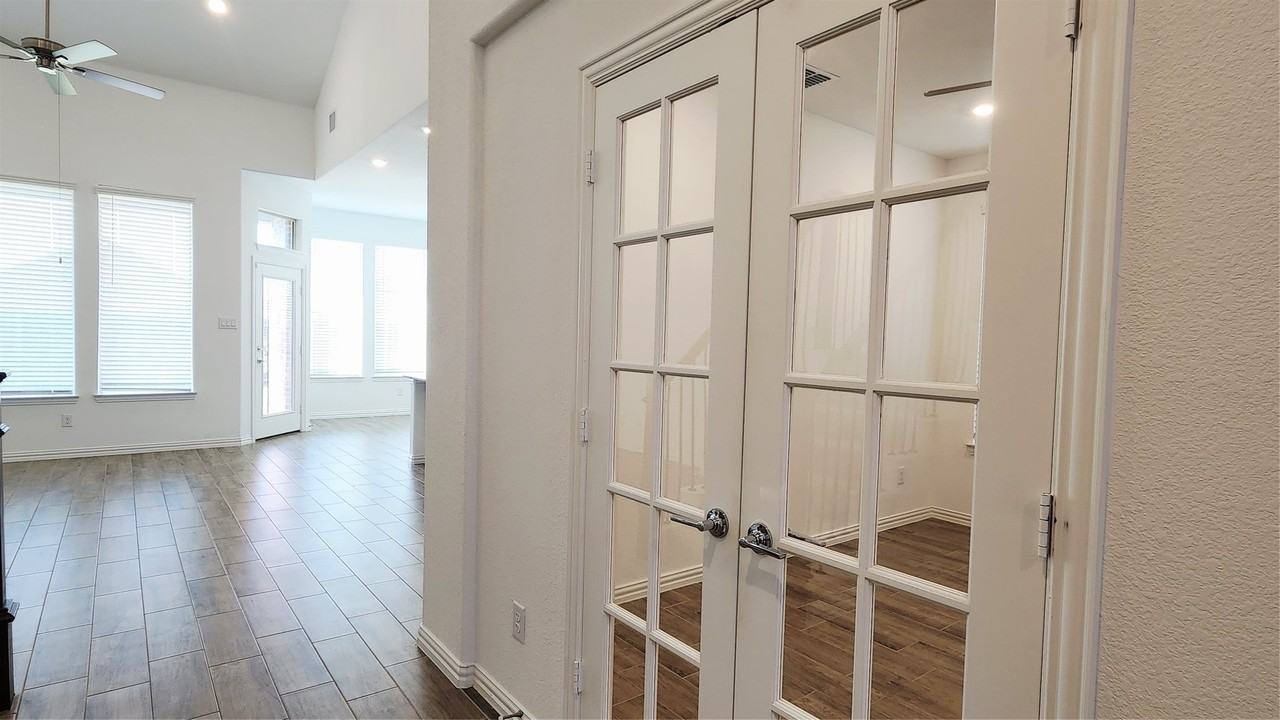 3105 Cottonwood Ln - Photo 5 of 40