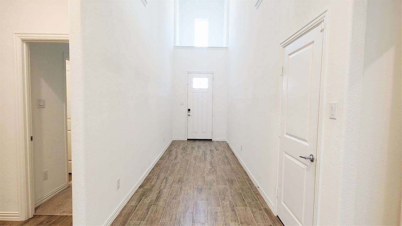 3105 Cottonwood Ln - Photo 6 of 40