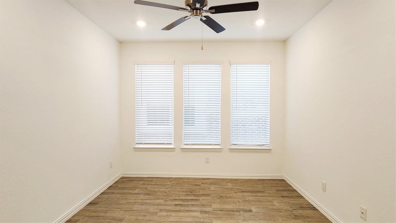 3105 Cottonwood Ln - Photo 7 of 40