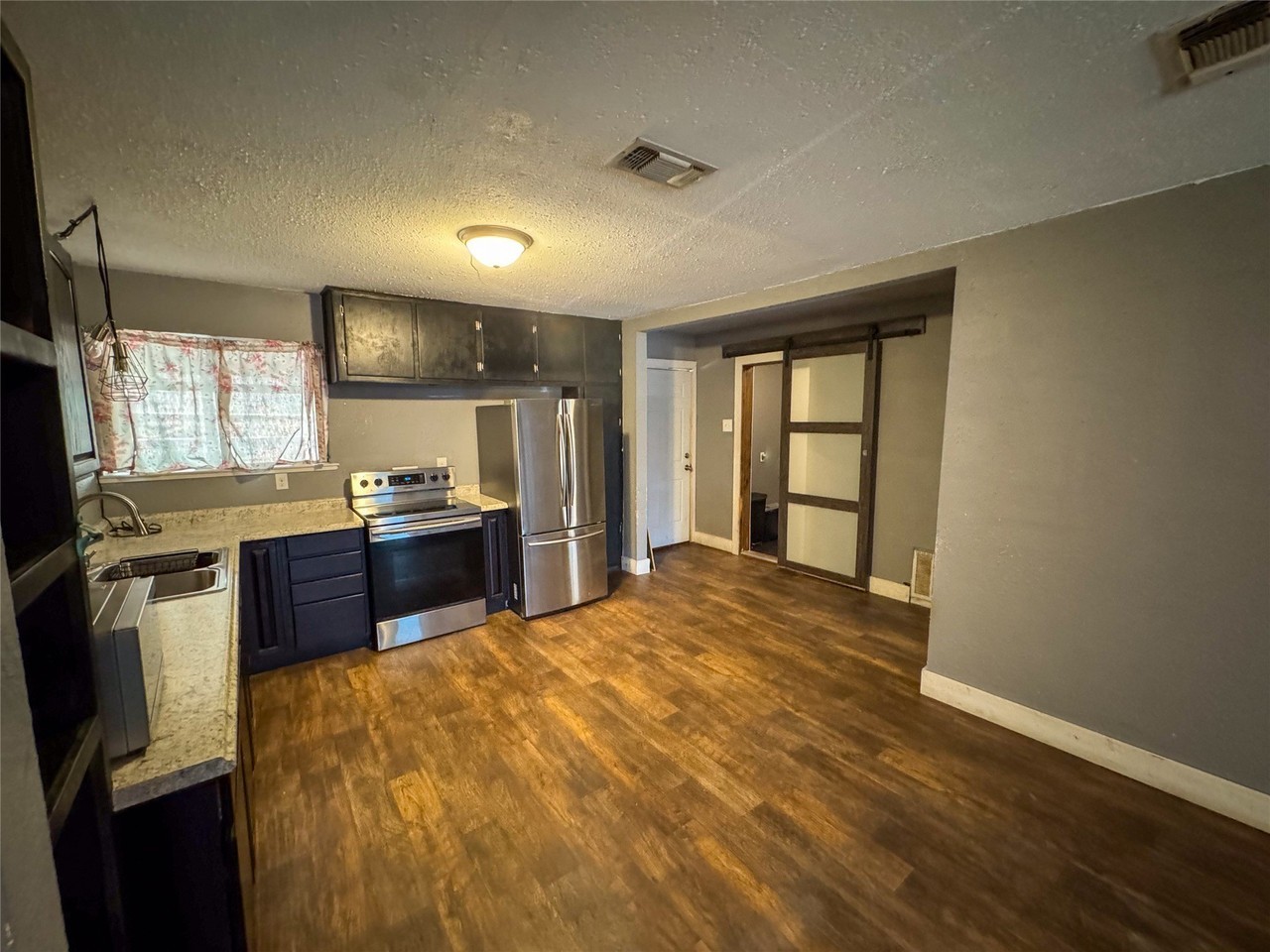 1011 Park Dr - Photo 4 of 16