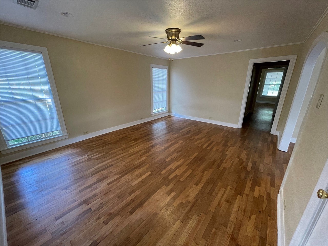 1033 N Lockhart St - Photo 2 of 16