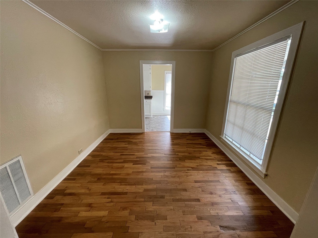 1033 N Lockhart St - Photo 3 of 16