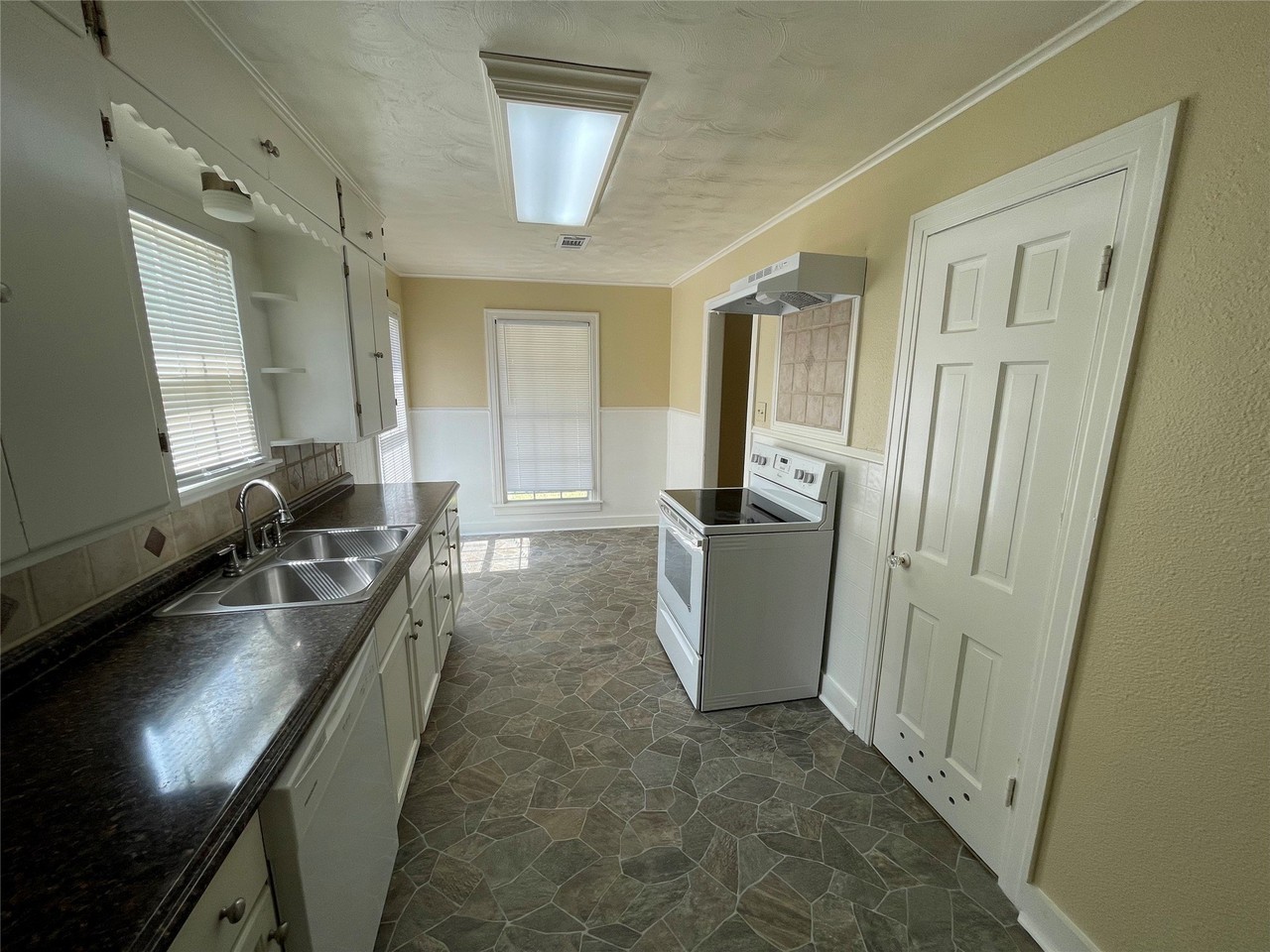 1033 N Lockhart St - Photo 5 of 16