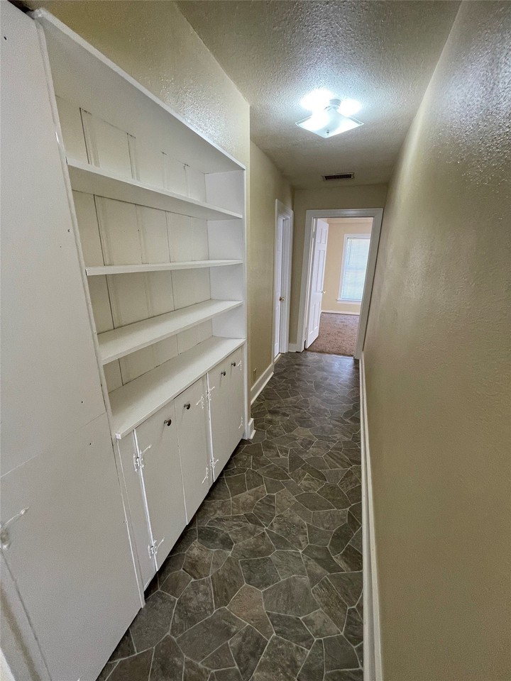1033 N Lockhart St - Photo 6 of 16