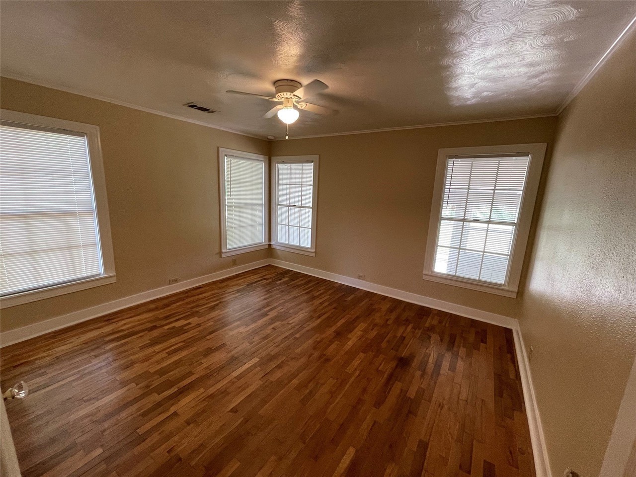 1033 N Lockhart St - Photo 7 of 16