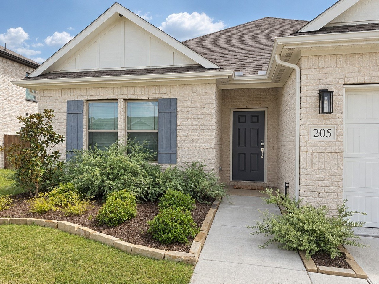 205 Woodhollow Dr - Photo 2 of 17