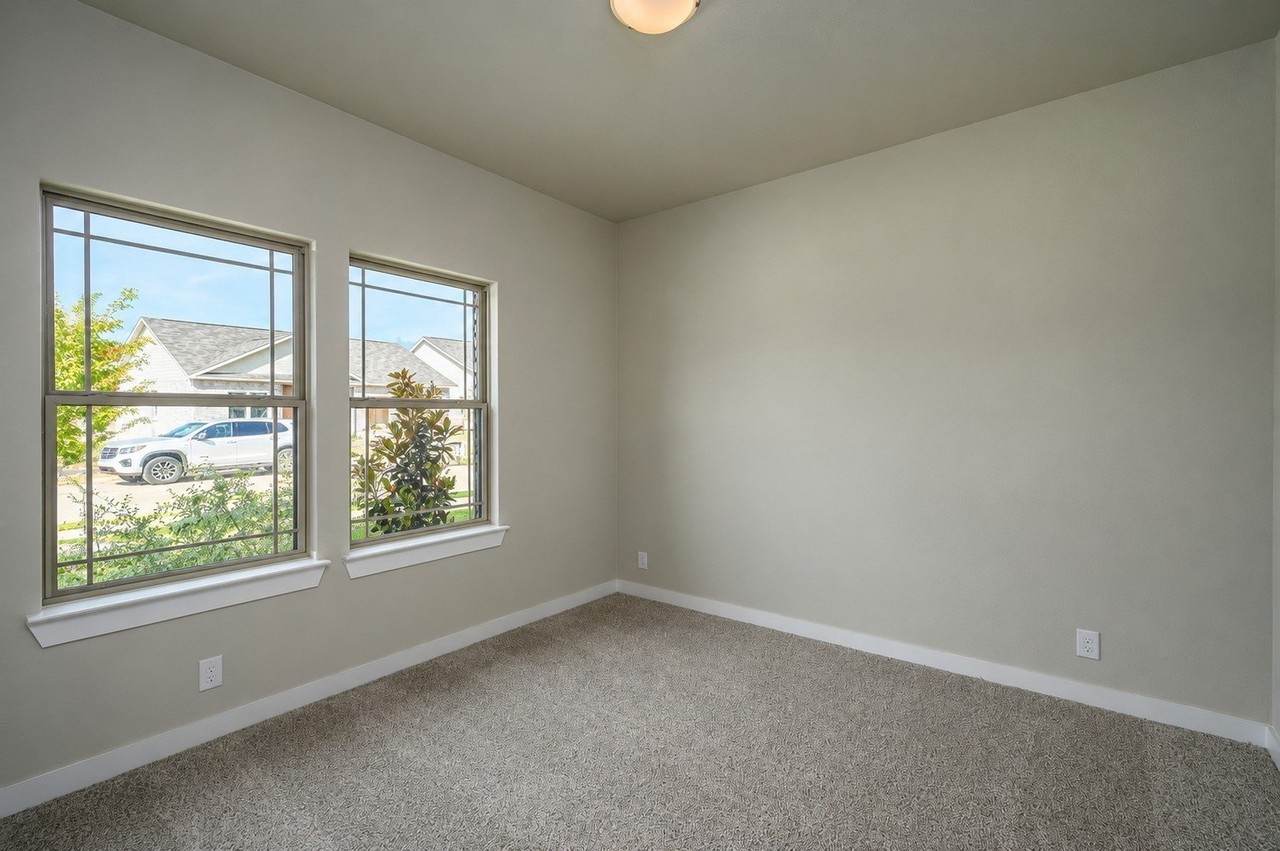 205 Woodhollow Dr - Photo 4 of 17