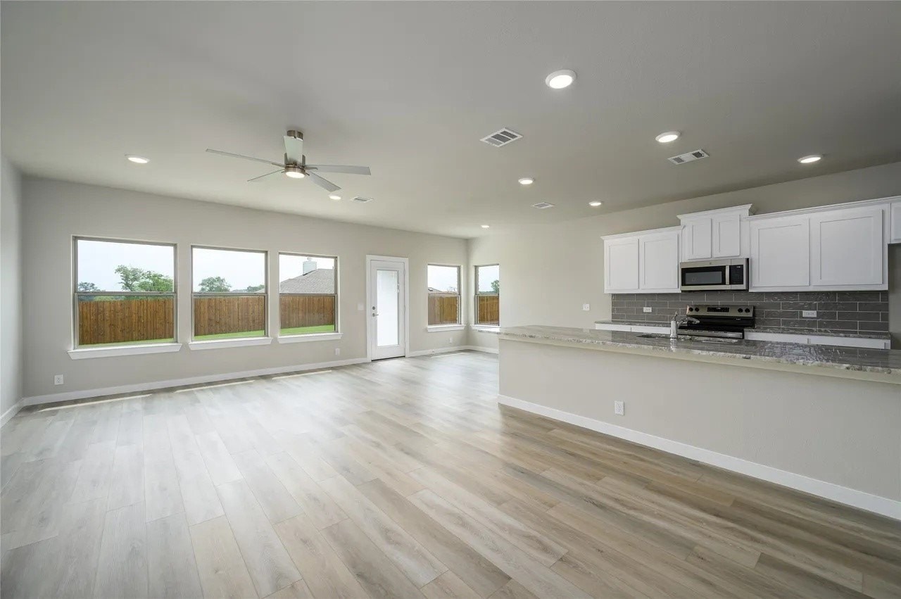 205 Woodhollow Dr - Photo 5 of 17