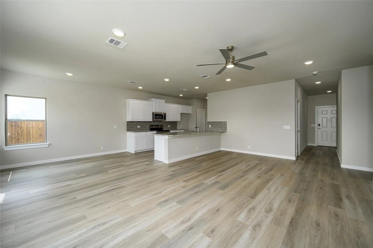 205 Woodhollow Dr - Photo 6 of 17