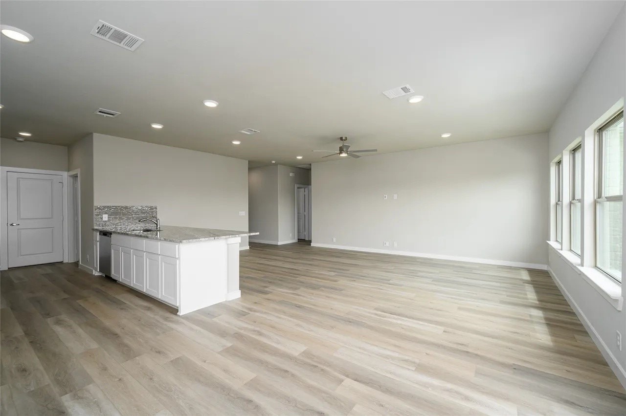 205 Woodhollow Dr - Photo 7 of 17