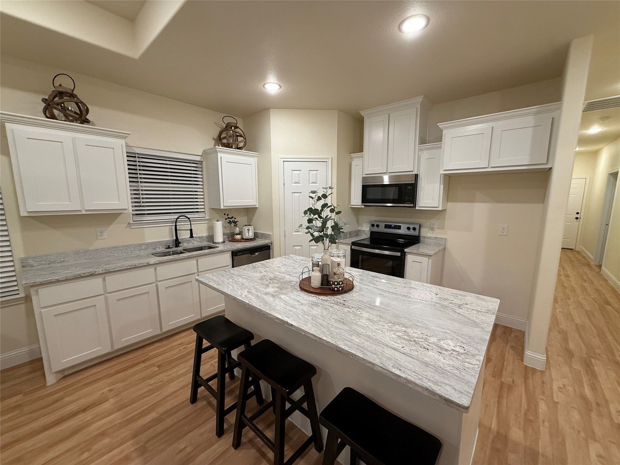 407 Carter St - Photo 2 of 9