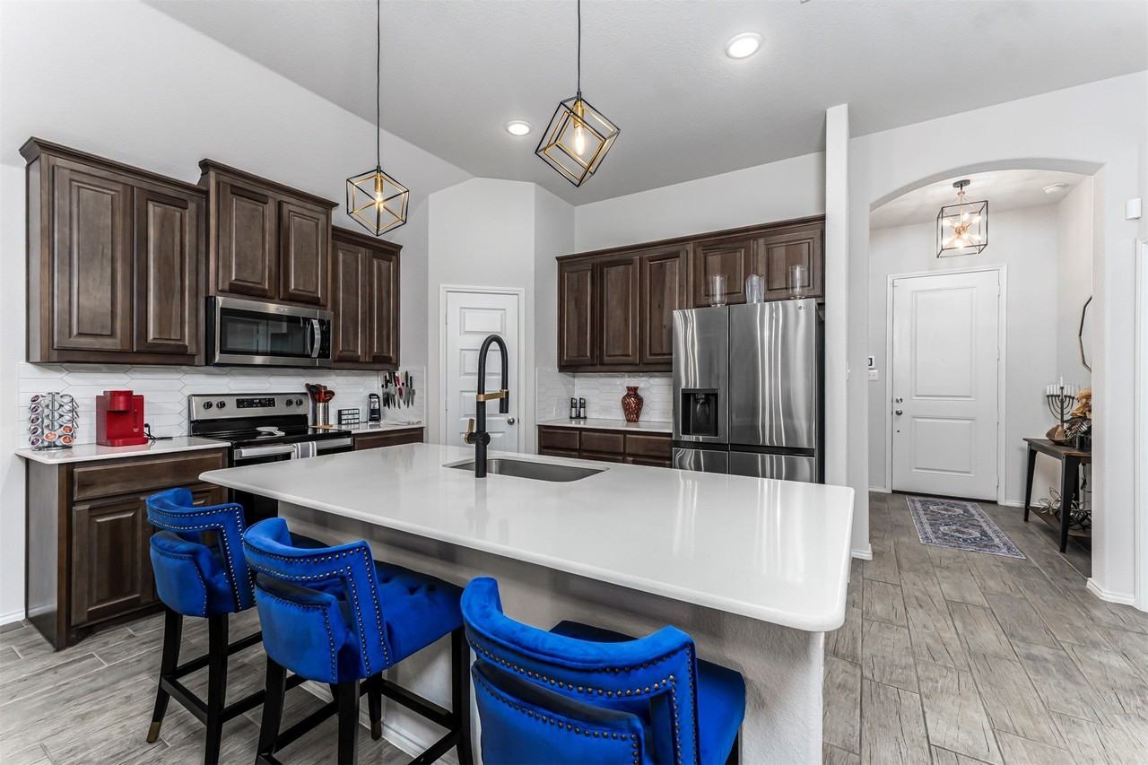 9921 Mescalbean Blvd - Photo 6 of 23