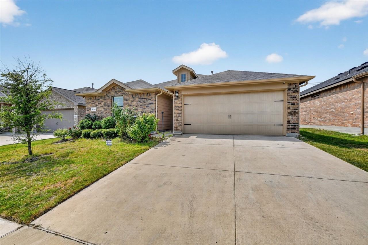 9745 Mint Hill Dr - Photo 2 of 24