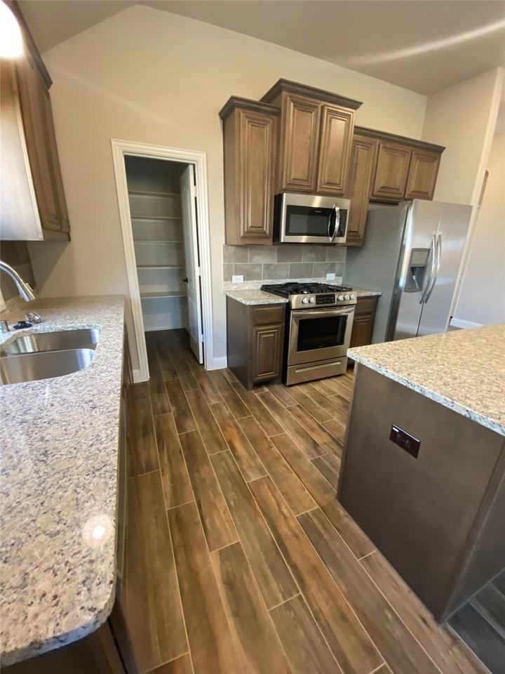 313 Richard St - Photo 3 of 27
