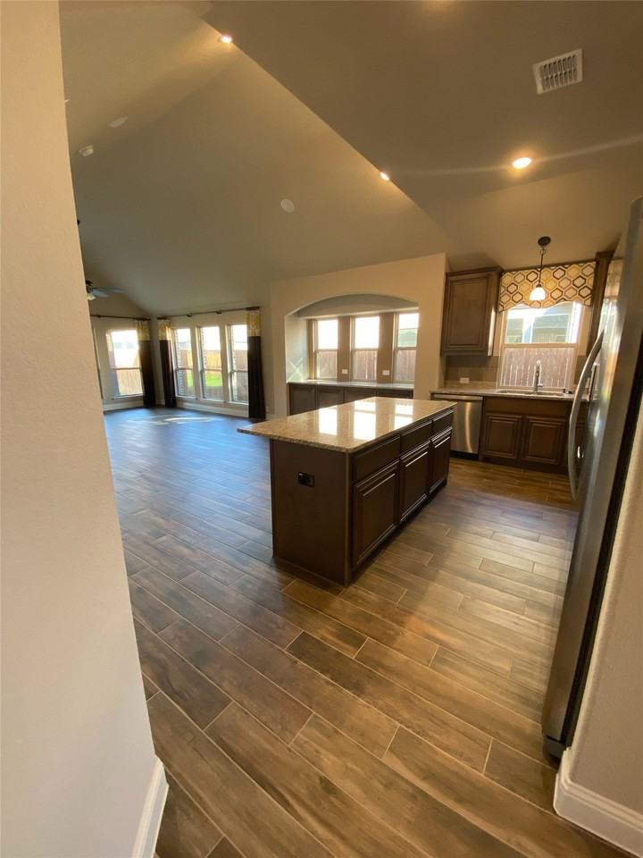 313 Richard St - Photo 4 of 27