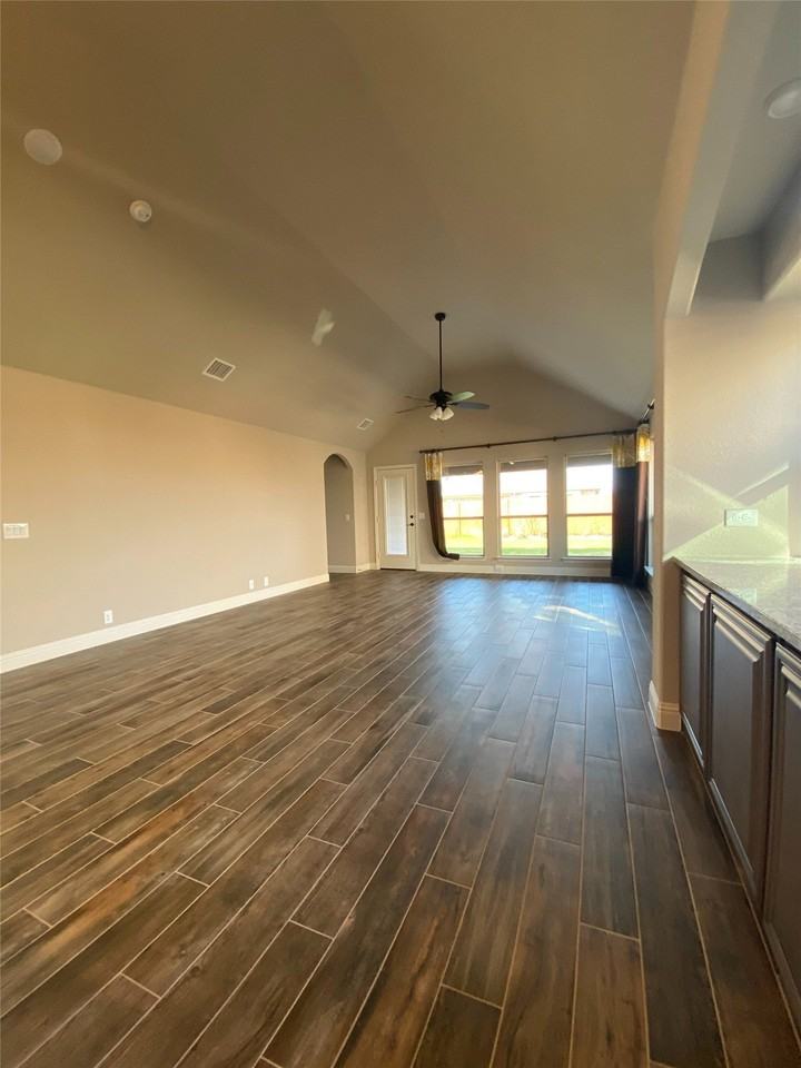 313 Richard St - Photo 5 of 27