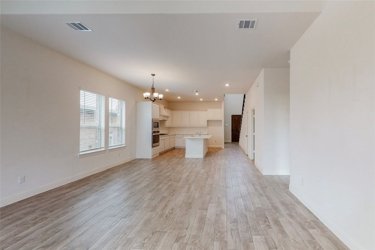 10801 Hamblin Trl - Photo 2 of 33