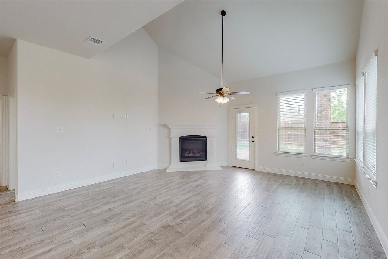 10801 Hamblin Trl - Photo 3 of 33