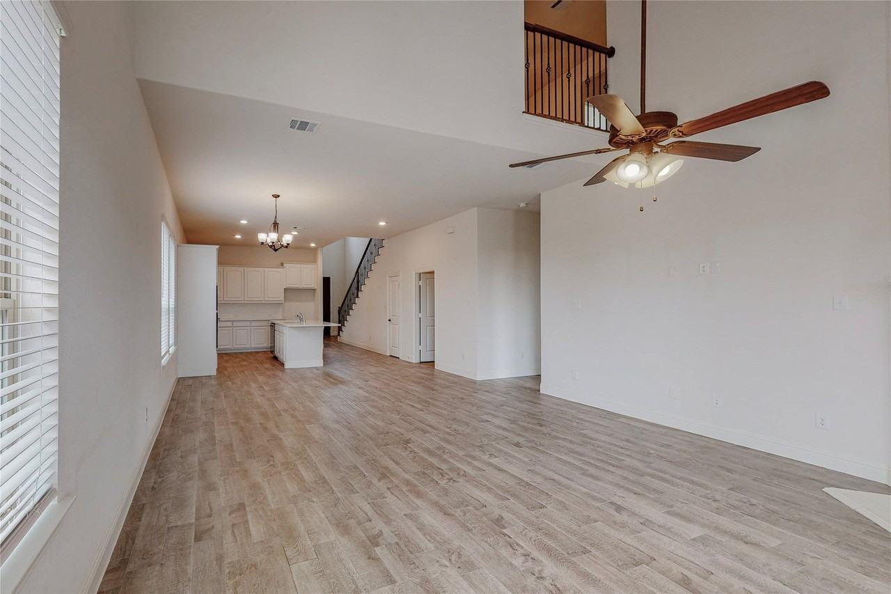 10801 Hamblin Trl - Photo 4 of 33