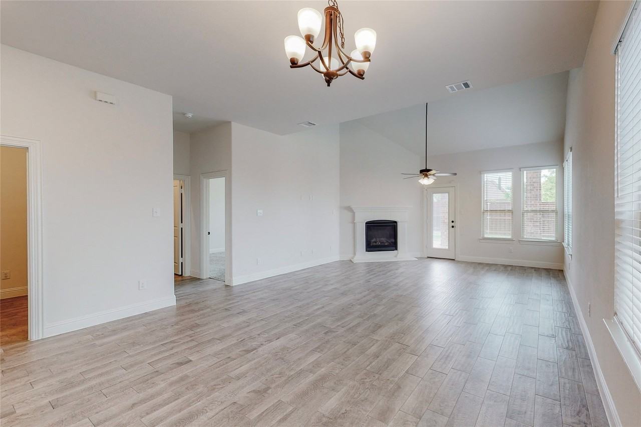 10801 Hamblin Trl - Photo 5 of 33