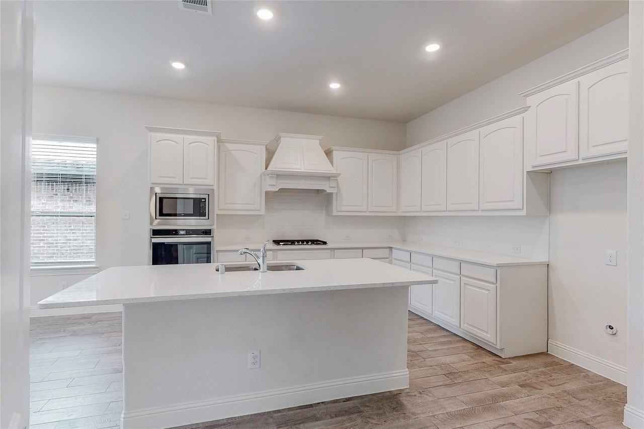 10801 Hamblin Trl - Photo 6 of 33