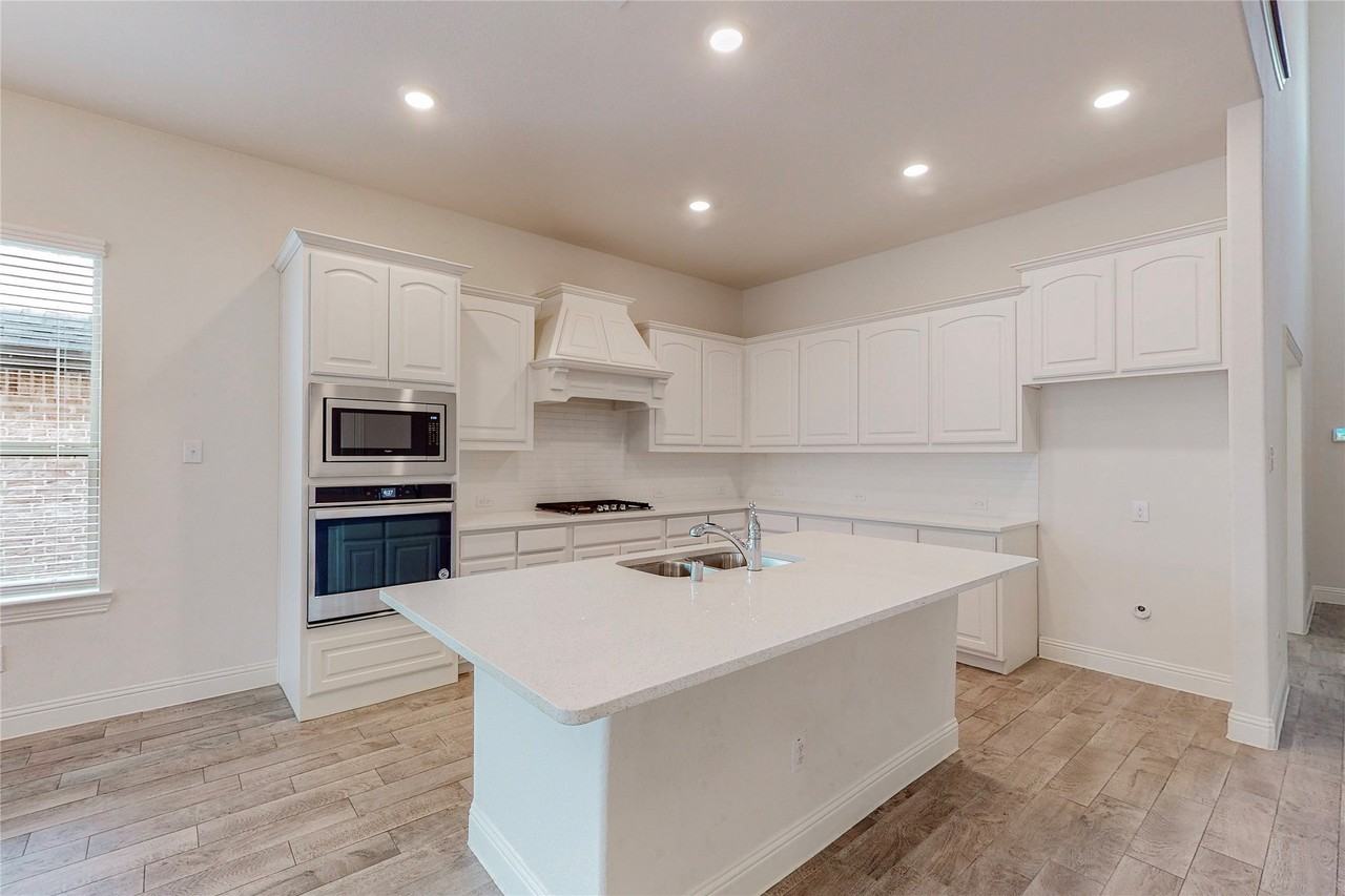 10801 Hamblin Trl - Photo 7 of 33