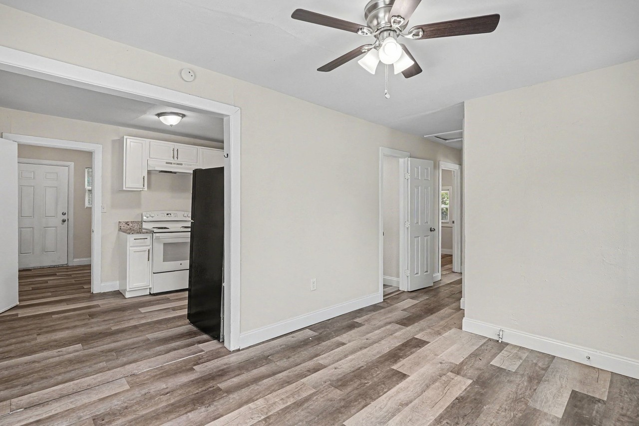 1327 35th St - Photo 6 of 25