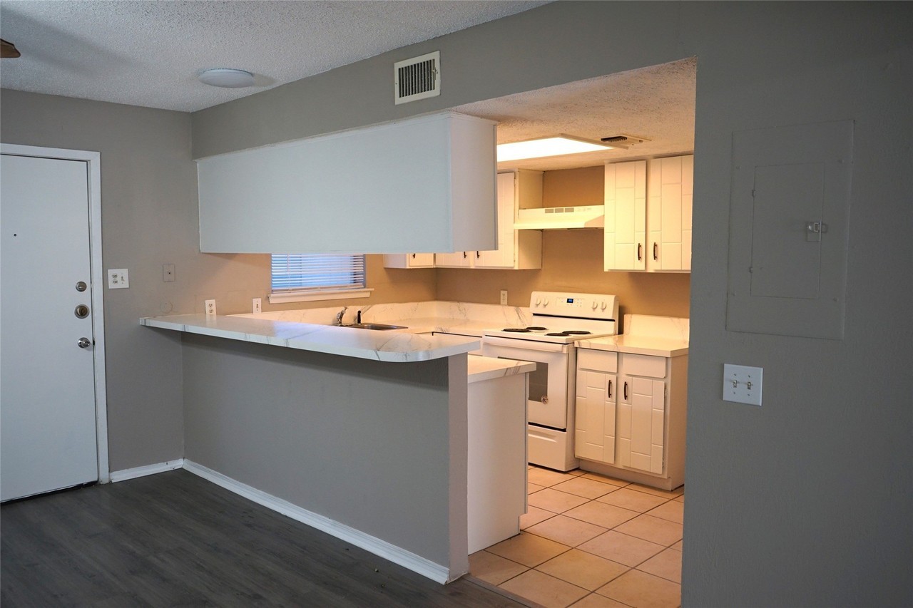 2417 S Graham Dr - Photo 4 of 11