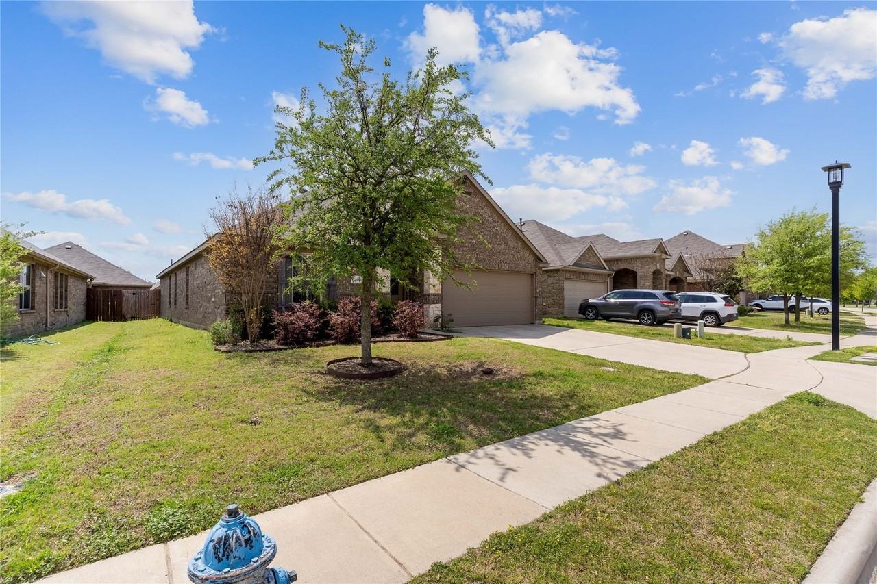 1404 Villa Paloma Blvd - Photo 3 of 28