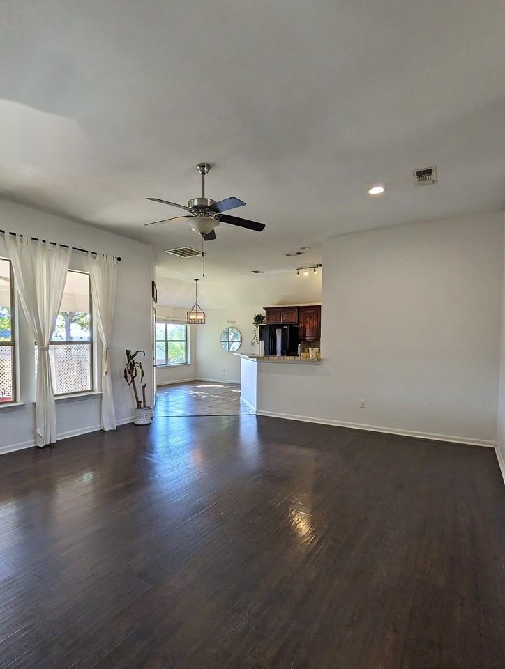 916 Winding Rd - Photo 2 of 21
