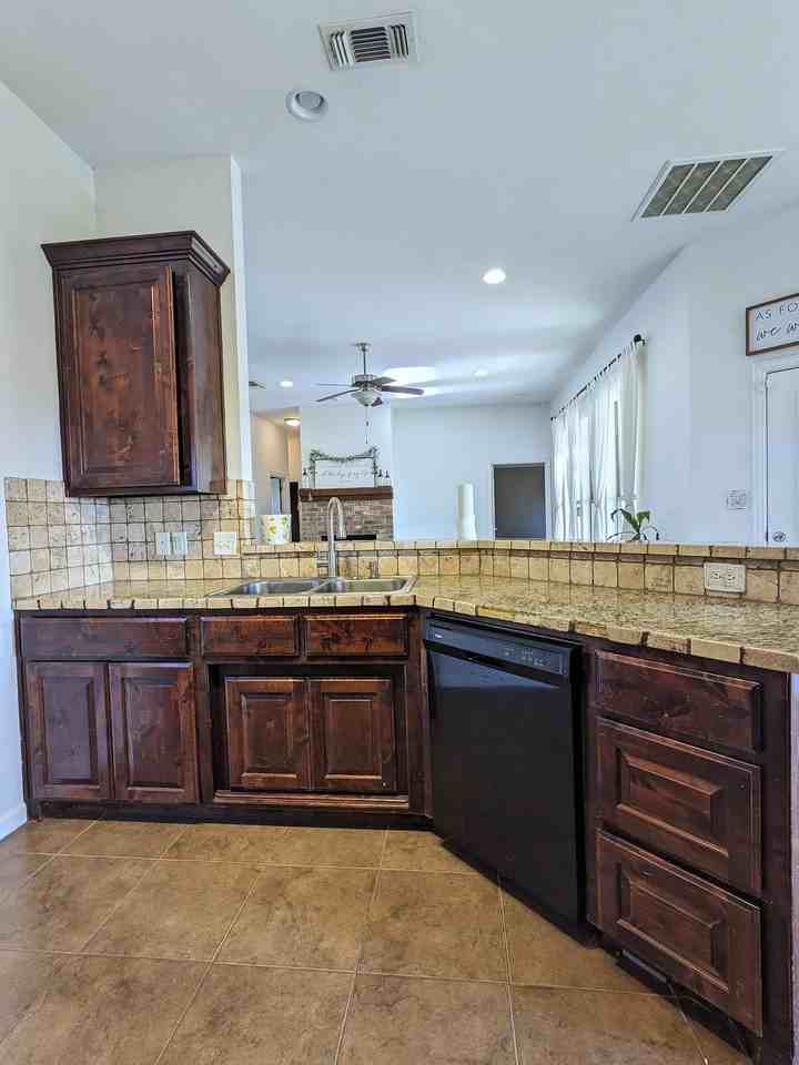 916 Winding Rd - Photo 7 of 21