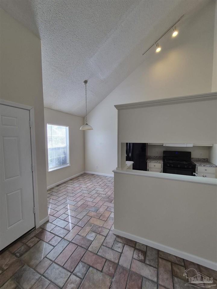 7028 Weatherwood Dr - Photo 2 of 13