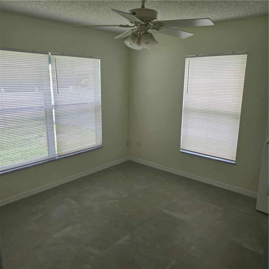425 Ash St - Photo 3 of 14