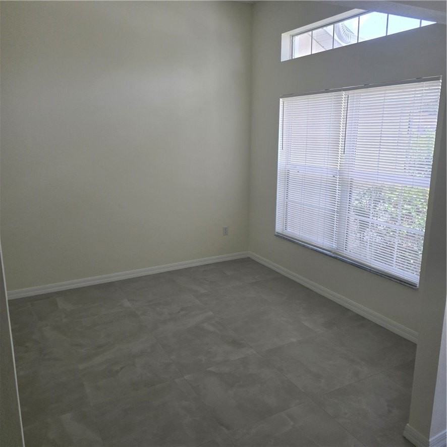 425 Ash St - Photo 4 of 14