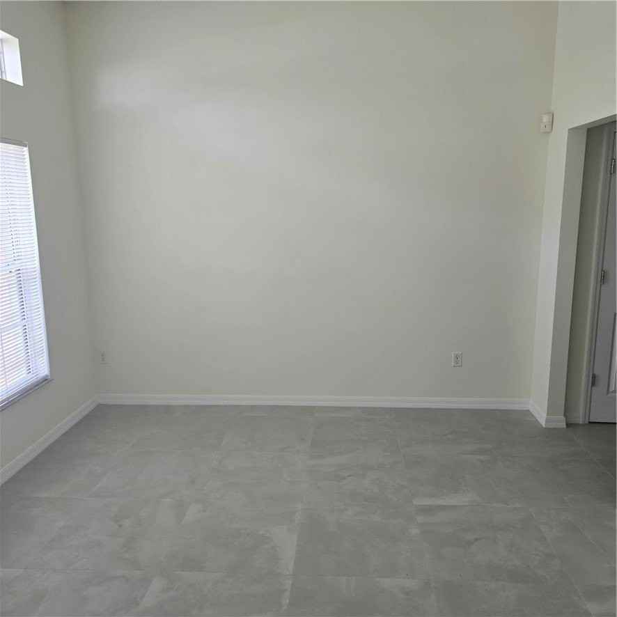 425 Ash St - Photo 7 of 14