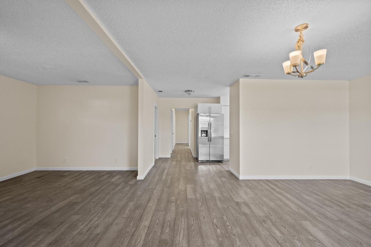 1095 Chickasaw St - Photo 5 of 27